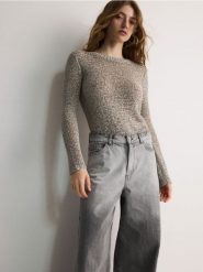 Sweter o luźnym splocie - jasnoszary. Szare swetry nierozpinane damskie Reserved, l, bez wzorów, z dzianiny, bez kołnierzyka, bez ramiączek. W wyprzedaży za 35.99 zł.