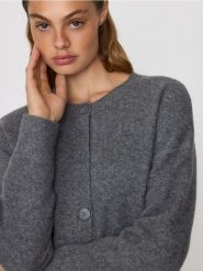 Kardigan z obniżoną linią ramion - szary. Szare kardigany damskie Reserved, l, bez wzorów, z dzianiny, bez kołnierzyka. Za 129.99 zł.