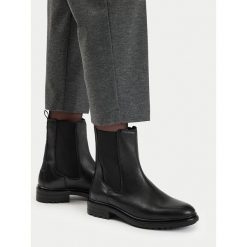 Sztyblety Lasocki. Czarne botki damskie Lasocki, bez wzorów, bez obcasa, na płaskiej podeszwie, bez zapięcia. Za 259.99 zł.