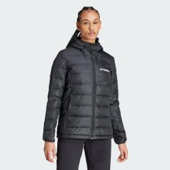 Kurtka Terrex Multi Light Down Hooded. Czarne kurtki sportowe damskie Adidas, l, bez wzorów, z materiału, bez ramiączek, z kapturem, trekkingowe. W wyprzedaży za 349.50 zł.