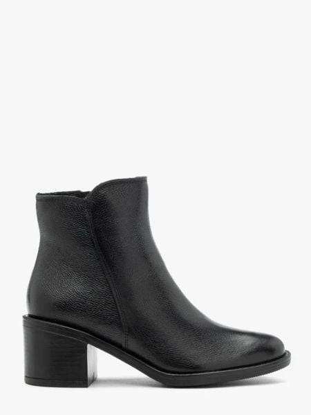 Czarne botki na słupku. Czarne botki damskie Ryłko, z aplikacjami, ze skóry, klasyczne, z okrągłym noskiem, za kostkę, bez obcasa, na słupku, bez zapięcia. W wyprzedaży za 349.99 zł.