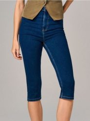 Jeansy capri - granatowy. Niebieskie jeansy damskie Sinsay, bez wzorów, z jeansu. W wyprzedaży za 39.99 zł.