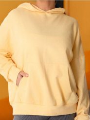 Bluza hoodie z kieszenią - żółty. Żółte bluzy damskie Sinsay, l, bez wzorów, z dzianiny, bez ramiączek, bez kaptura. W wyprzedaży za 22.99 zł.