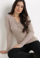 Beżowy Sweter Ampippe. Brązowe swetry nierozpinane damskie Born2be, bez wzorów, z dzianiny, bez kołnierzyka, bez ramiączek. Za 39.99 zł.