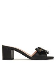 LOVE MOSCHINO Klapki JA28115G0OIE0000 Czarny. Czarne klapki damskie Love Moschino, bez wzorów, ze skóry, bez obcasa, bez zapięcia. Za 1,009.00 zł.