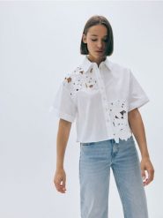 Koszula z ażurowym haftem - biały. Białe koszule damskie Reserved, l, w ażurowe wzory, z bawełny, bez kołnierzyka, bez ramiączek. W wyprzedaży za 89.99 zł.