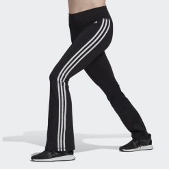 Legginsy treningowe damskie adidas Training Essentials Flared Tights. Czarne legginsy damskie Adidas, bez wzorów, z materiału. W wyprzedaży za 194.95 zł.