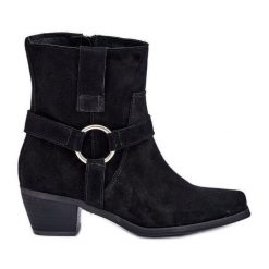 Botki Z Naturalnego Zamszu Na Obcasie Zazoo 3444/2 Czarne. Czarne botki damskie z aplikacjami, eleganckie, bez obcasa, na obcasie, bez zapięcia. Za 655.57 zł.