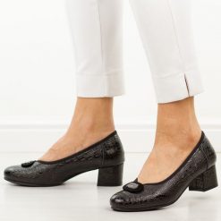 Czarne skórzane czółenka damskie Potocki 19488. Czarne czółenka damskie POTOCKI, na jesień, bez wzorów, ze skóry, eleganckie, z okrągłym noskiem, bez obcasa, na obcasie, bez zapięcia. Za 219.00 zł.