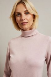 Gładki sweter z golfem różowy. Czerwone swetry nierozpinane damskie MOODO, l, bez wzorów, z poliamidu, bez kołnierzyka, bez ramiączek. W wyprzedaży za 49.99 zł.