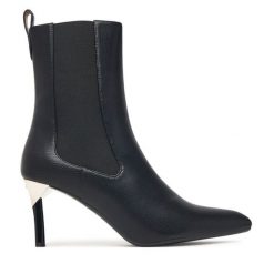 Botki Armani Exchange. Czarne botki damskie Armani Exchange, bez wzorów, bez obcasa, na szpilce, bez zapięcia. Za 979.99 zł.