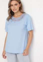 Jasnoniebieski T-shirt Oversize z Ozdobną Koronką i Perłami Elanoriel. Niebieskie t-shirty damskie Born2be, l, bez wzorów, z koronki, klasyczne, bez kołnierzyka, bez ramiączek. Za 34.99 zł.