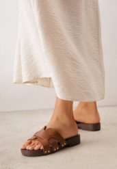 Brązowe Klapki na Grubej Podeszwie z Imitacji Drewna z Cholewką z Nitami Crason. Brązowe klapki damskie Renee, na lato, bez wzorów, z jeansu, boho, bez obcasa, na płaskiej podeszwie, bez zapięcia. Za 79.99 zł.
