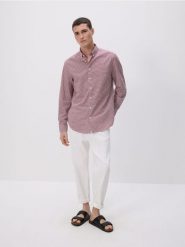 Bawełniana koszula regular fit - czerwony. Czerwone koszule męskie Reserved, l, bez wzorów, z bawełny, bez kołnierzyka, bez ramiączek. W wyprzedaży za 79.99 zł.