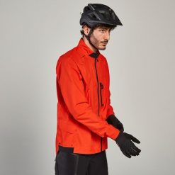 Kurtka przeciwdeszczowa rowerowa MTB Rockrider Comfort 500. Czerwone kurtki męskie ROCKRIDER, l, bez wzorów, z materiału, sportowe, bez kaptura. Za 159.99 zł.