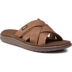 Klapki TEVA - Voya Slide Leather 1102515 Pecan. Brązowe klapki męskie Teva, bez wzorów, z nubiku, bez zapięcia. W wyprzedaży za 149.00 zł.