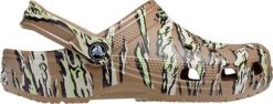 Crocs Chodaki sandały klapki Crocs Classic Printed Camo moro - khaki 206454 260 39-40. Brązowe klapki męskie Crocs, bez wzorów, bez zapięcia. Za 235.45 zł.