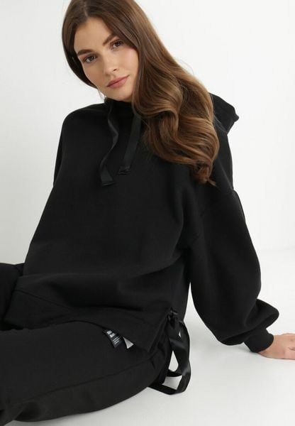Czarna Bluza Oversize z Kapturem Kulsum. Czarne bluzy damskie Born2be, m, bez wzorów, z bawełny, casualowe, bez ramiączek, z kapturem. Za 79.99 zł.