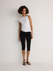Jeansy capri - czarny. Czarne jeansy damskie Reserved, bez wzorów, z bawełny. W wyprzedaży za 89.99 zł.