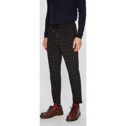 Jack & Jones - Spodnie. Czarne spodnie materiałowe męskie Jack & Jones, bez wzorów, z dzianiny. W wyprzedaży za 89.90 zł.