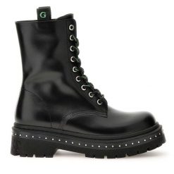 Botki Guess. Czarne botki damskie Guess, z aplikacjami, bez obcasa, na płaskiej podeszwie, bez zapięcia. Za 419.99 zł.