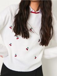 Sweter w wisienki - kremowy. Białe swetry nierozpinane damskie Sinsay, l, bez wzorów, bez kołnierzyka, bez ramiączek. W wyprzedaży za 24.99 zł.
