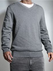 Sweter z dekoltem w serek - szary. Szare swetry męskie Sinsay, l, bez wzorów, bez kołnierzyka, bez ramiączek. Za 39.99 zł.