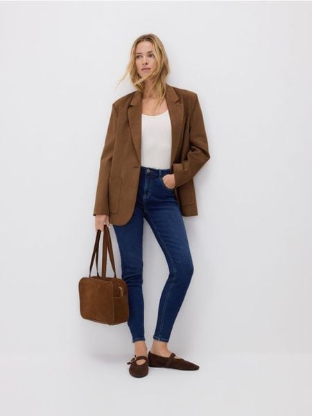 Jeansy slim mid rise - granatowy. Niebieskie jeansy damskie Reserved, bez wzorów, z bawełny. W wyprzedaży za 79.99 zł.