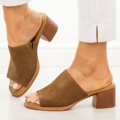 Brązowe skórzane klapki damskie na obcasie T.Sokolski 365. Brązowe klapki damskie Sokolski, na lato, bez wzorów, z jeansu, eleganckie, bez obcasa, na obcasie, bez zapięcia. Za 219.00 zł.