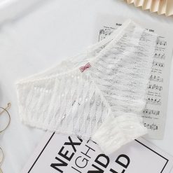 Figi transparentne z delikatnego materiału na każdą okazję Marylou. Czarne majtki damskie Intica, z materiału. W wyprzedaży za 59.00 zł.