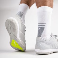 Skarpety sportowe Mid. Białe skarpety męskie KIPSTA, bez wzorów, z bawełny. Za 29.99 zł.