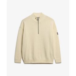 Sweter damski z dzianiny z kołnierzem typu stójka Superdry. Białe swetry nierozpinane damskie Superdry, na zimę, bez wzorów, z dzianiny, eleganckie, bez kołnierzyka, bez ramiączek. Za 346.50 zł.