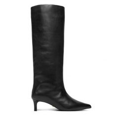 Kozaki GINO ROSSI. Czarne kozaki damskie Gino Rossi, bez wzorów, bez obcasa, na szpilce, bez zapięcia. Za 599.99 zł.