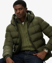Superdry Kurtka Puffer z Kapturem - Ocieplenie i DWR. Zielone kurtki sportowe damskie Superdry, xl, bez wzorów, z materiału, bez ramiączek, z kapturem. Za 559.35 zł.