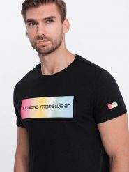 T-shirt męski bawełniany z nadrukiem - czarny V1. Czarne t-shirty męskie Ombre Clothing, m, bez wzorów, z bawełny, bez kołnierzyka, bez ramiączek. W wyprzedaży za 19.99 zł.