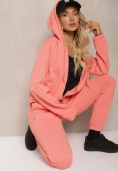 Różowy Komplet Dresowy z Domieszką Bawełny Pikowana Bluza z Kapturem i Joggery Evathira. Czerwone bluzy damskie Renee, l, bez wzorów, z bawełny, bez ramiączek, z kapturem. Za 129.99 zł.