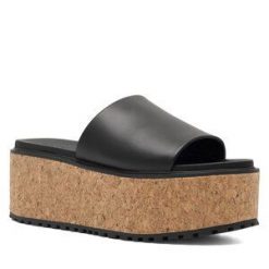 Klapki Lasocki. Czarne klapki damskie Lasocki, bez wzorów, bez obcasa, bez zapięcia. Za 249.99 zł.