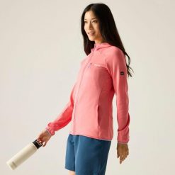 Damska bluza Kadley z kapturem i zamkiem błyskawicznym. Czerwone bluzy damskie Regatta, bez wzorów, z elastanu, bez ramiączek, z kapturem. Za 199.99 zł.