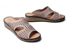 COMFORTABEL 700514-08 beige, klapki damskie. Brązowe klapki damskie Comfortabel, na lato, w ażurowe wzory, ze skóry, bez obcasa, na koturnie, bez zapięcia. Za 225.17 zł.