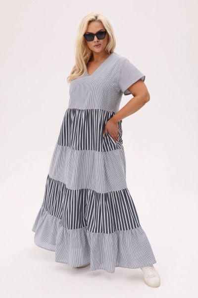 Sukienka w paski Moya MAXI z falbankami - lekka, wygodna i stylowa PLUS SIZE XXL OVERSIZE LATO. Białe sukienki damskie Moda Size Plus Iwanek, na lato, plus size, bez wzorów, z bawełny, eleganckie, bez kołnierzyka, plus size, bez ramiączek, maxi, oversize. W wyprzedaży za 285.90 zł.