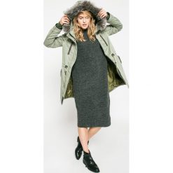 Vero Moda - Parka Raya. Zielone parki damskie Vero Moda, m, bez wzorów, z bawełny, z kapturem. W wyprzedaży za 219.90 zł.