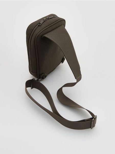 Saszetka crossbody - ciemnobrązowy. Brązowe saszetki i nerki męskie Reserved, bez wzorów. Za 99.99 zł.