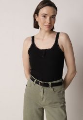 Czarny Top z Bawełny Ozdobiony Guzikami i Koronką przy Dekolcie Beralie. Czarne topy damskie Born2be, m, bez wzorów, z bawełny, eleganckie, bez kołnierzyka, bez ramiączek. Za 29.99 zł.