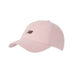 Czapka damska New Balance LAH51009RSG – różowa. Czerwone czapki damskie New Balance, bez wzorów, z materiału, sportowe. Za 69.99 zł.