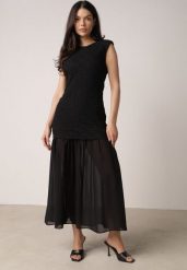 Czarna Sukienka Ażurowa z Usztywnioną Linią Ramion i Przezroczystym Dołem Semiriel. Czarne sukienki damskie Born2be, m, w ażurowe wzory, z zamszu, eleganckie, bez kołnierzyka, bez ramiączek, maxi. Za 109.99 zł.