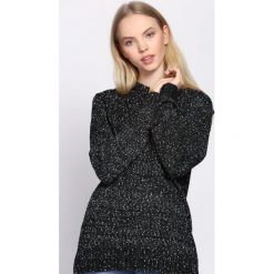 Czarny Sweter Stand. Czarne swetry nierozpinane damskie Born2be, l, bez wzorów, prążkowane, bez kołnierzyka, bez ramiączek. Za 39.99 zł.