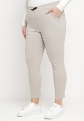 Jasnobeżowe Spodnie z Nogawkami 7/8 i Kieszeniami Gavotta. Brązowe spodnie materiałowe damskie Born2be, bez wzorów, z jeansu, eleganckie, plus size. Za 69.99 zł.