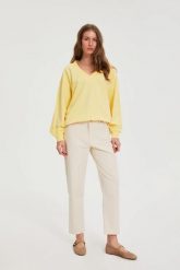 Jeansy z prostymi nogawkami beżowe. Brązowe jeansy damskie MOODO, bez wzorów, z bawełny. Za 139.99 zł.