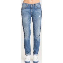 JEANSY PRECIOUS REGULAR FIT Liu Jo. Niebieskie jeansy damskie Liu Jo, z aplikacjami, z jeansu. Za 569.00 zł.