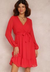 Czerwona Sukienka Iphina. Czerwone sukienki damskie Renee, l, z aplikacjami, z materiału, eleganckie, bez kołnierzyka, bez ramiączek, mini, kopertowe. Za 99.99 zł.